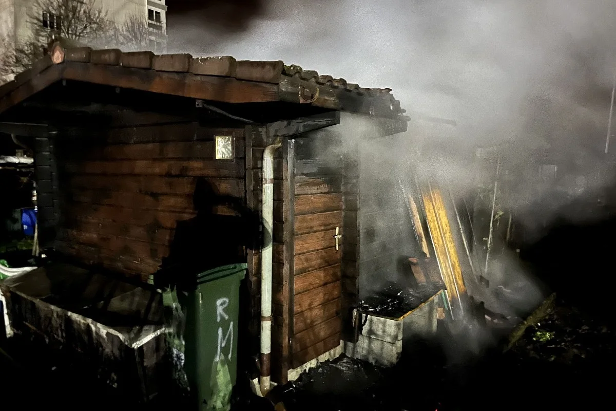 Birsfelden BL - Brandausbruch in einem Gartenhäuschen erfordert Feuerwehreinsatz