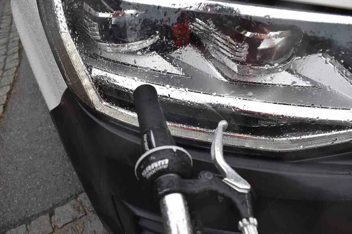 Speicher AR - 9-jährige Velofahrerin kollidiert mit Lieferwagen 