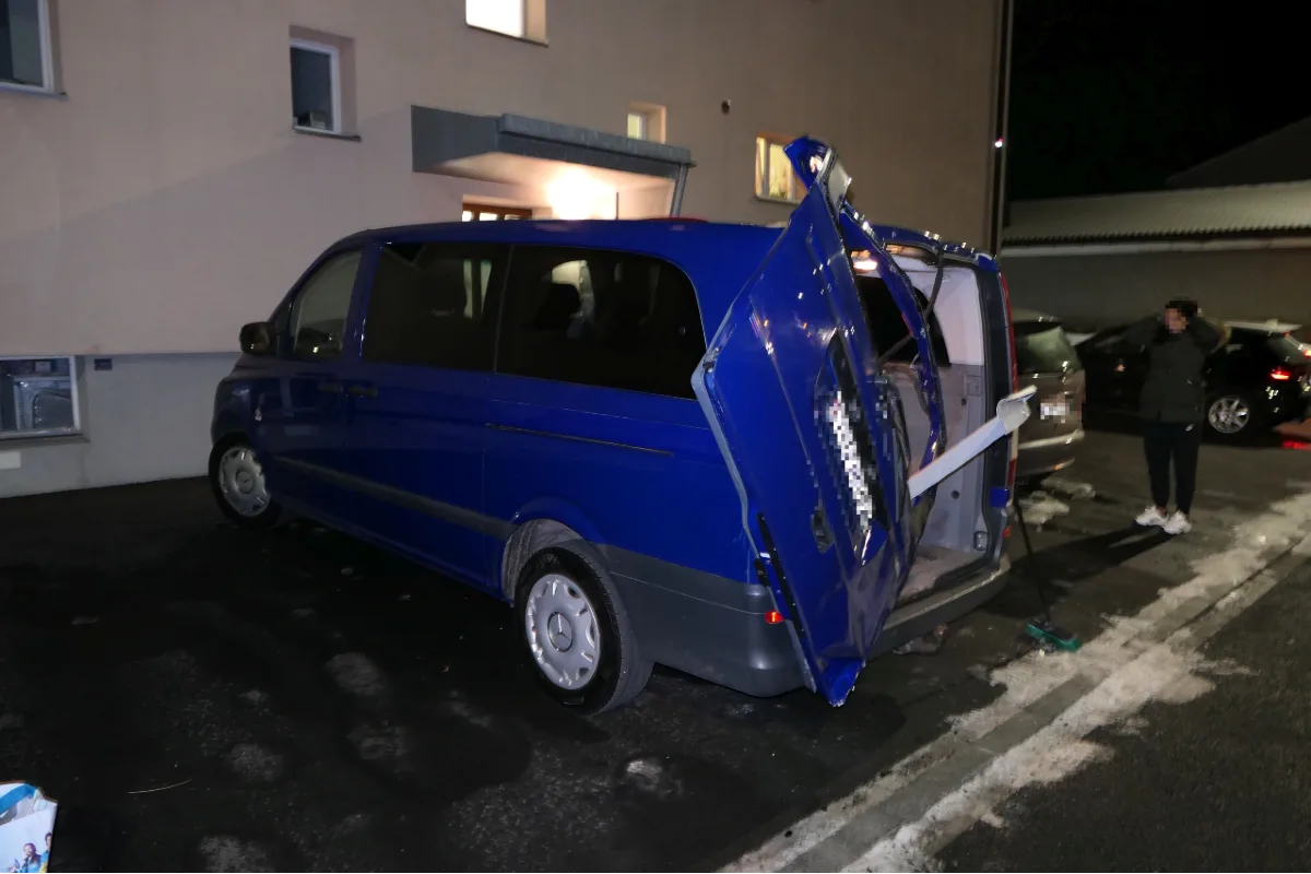 Unfall in Niederurnen GL - Lastwagen prallt in Personenwagen mit offener Heckklappe