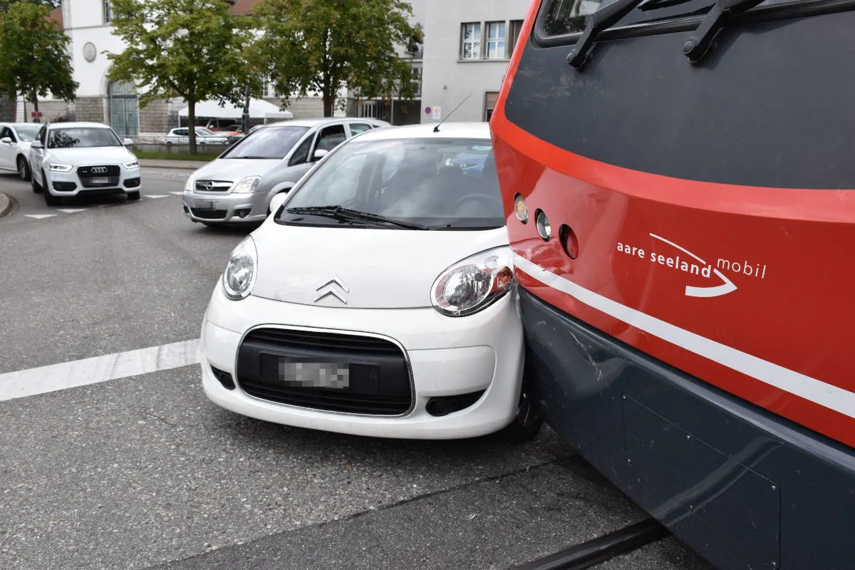 Heftiger Unfall in Solothurn – Auto vor Zug gefahren