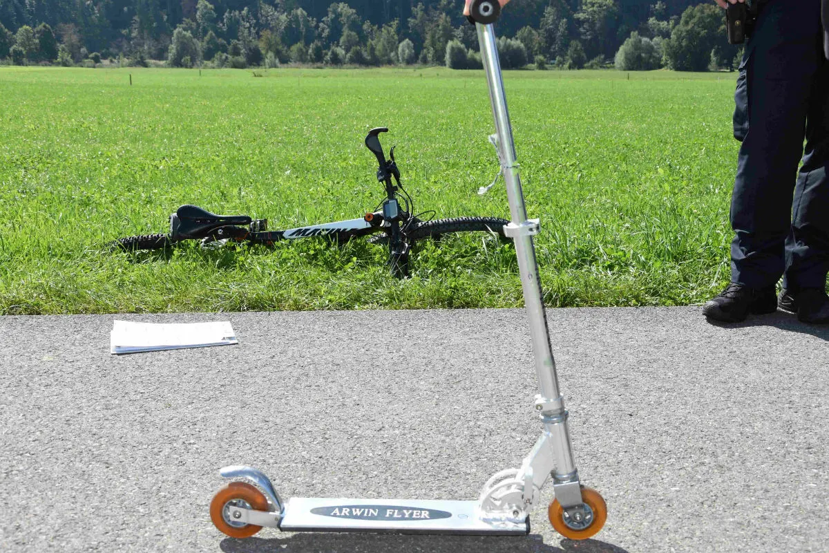 Schmerikon SG - E-Bike-Lenker fährt in Kickboard