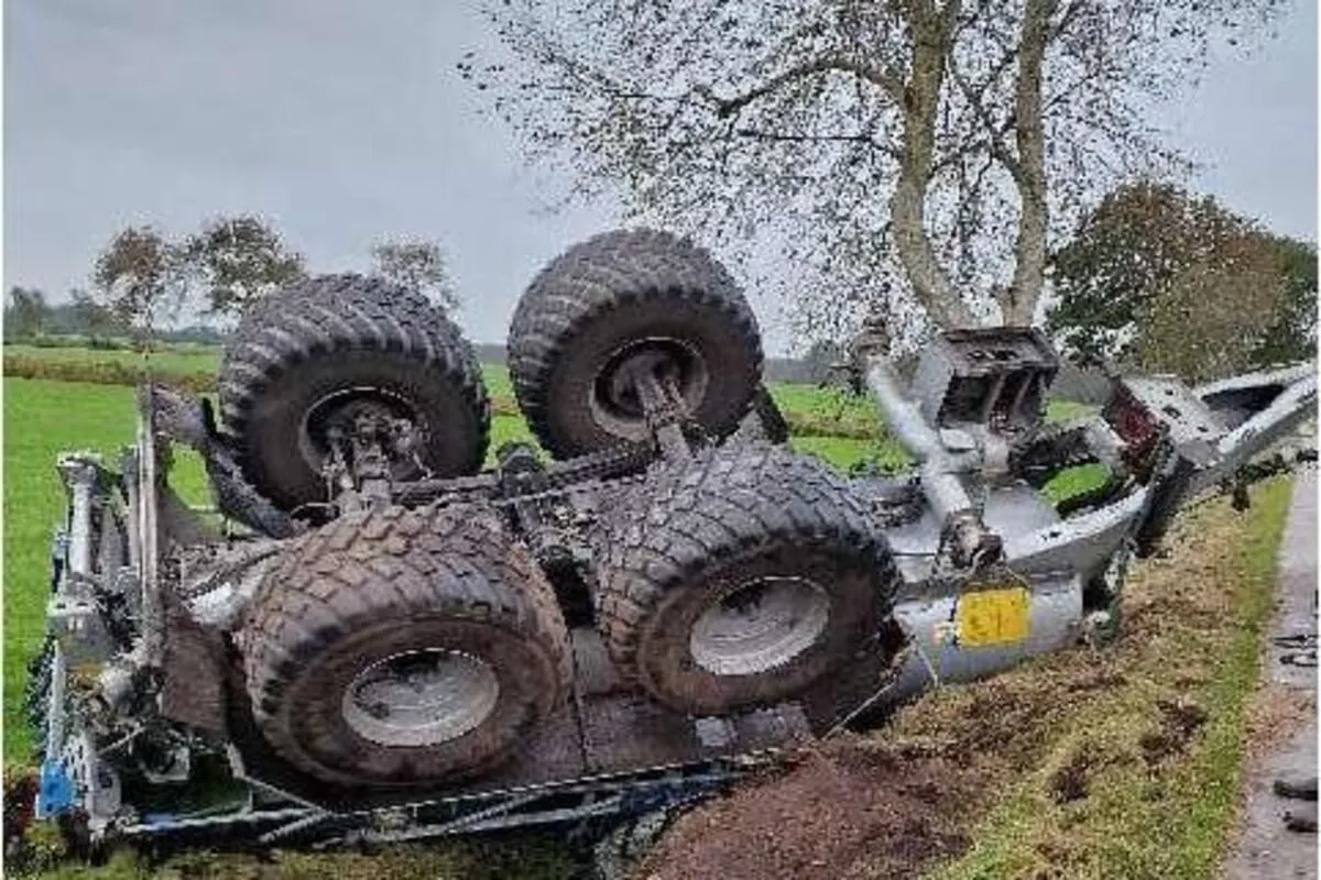 Cuxhaven NI - Gülle bei Unfall ausgelaufen
