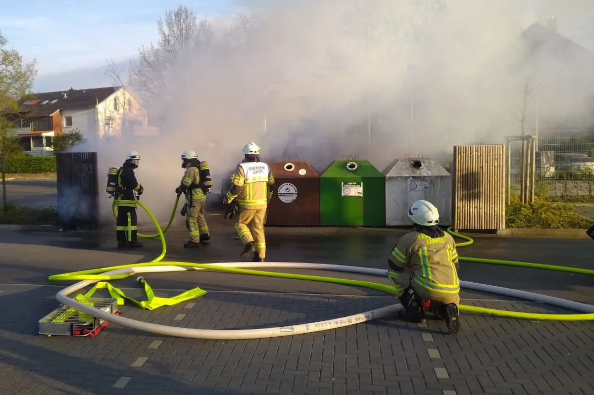 Lehrte – Erneut brennen Altpapiercontainer neben dem Ahltener Feuerwehrhaus