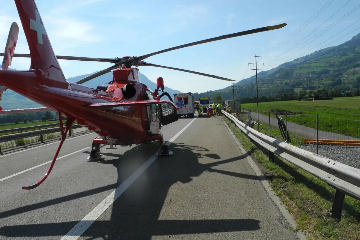 Steinen SZ -  Fahrzeuglenker nach Selbstkollision reanimiert