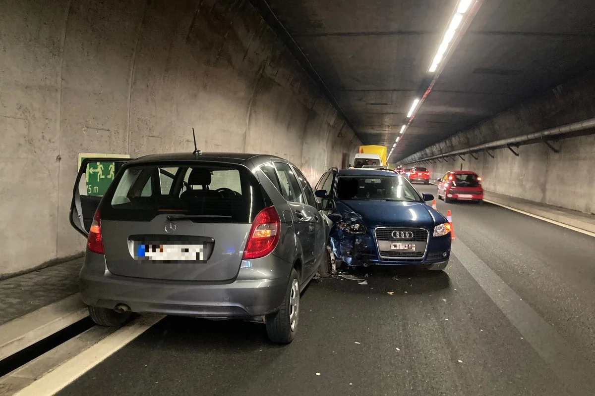 Obstalden GL - Unfall auf der A3 - Auto gerät auf die Gegenfahrbahn