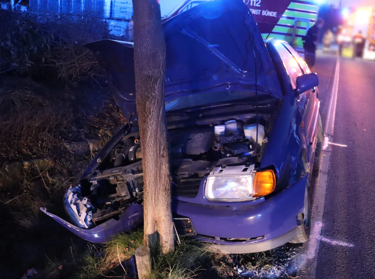 Bünde: VW prallt gegen Baum