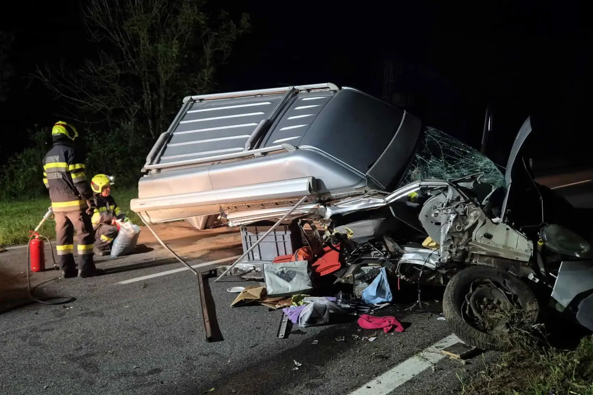 Kaisersberg ST – Kleinbus bei Unfall in zwei Teile gerissen