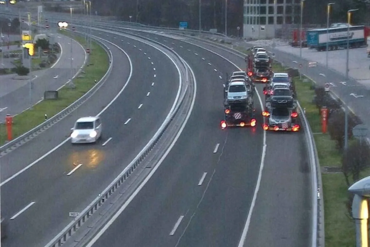 Erstfeld UR - Drei Autotransporter fahren rückwärts auf der Autobahn A2!