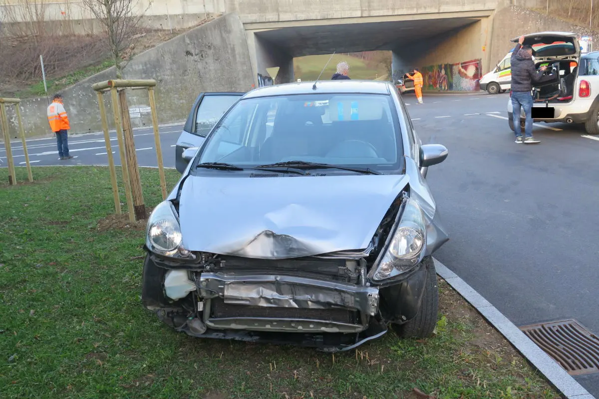 Giebenach BL - Sechs Personen nach Unfall ins Spital gebracht
