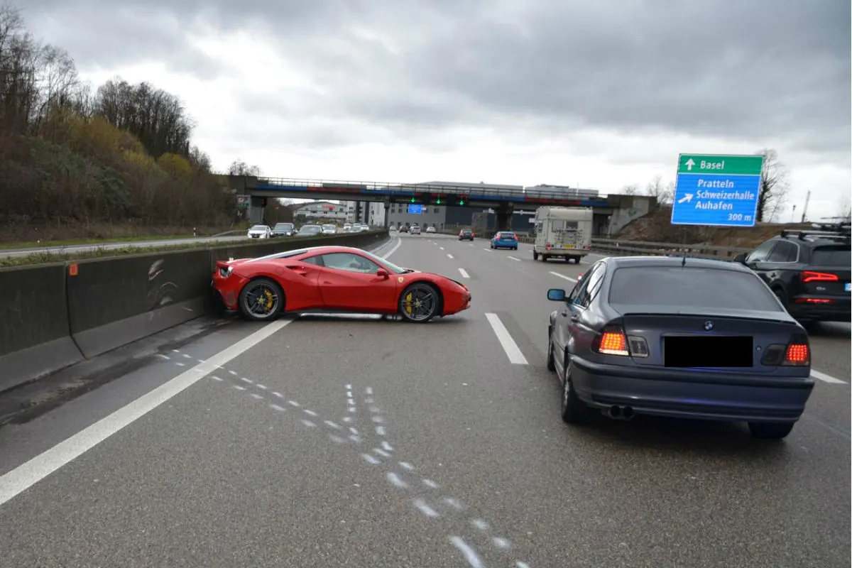 Pratteln BL - A2 - Beherrschung über Ferrari verloren und verunfallt