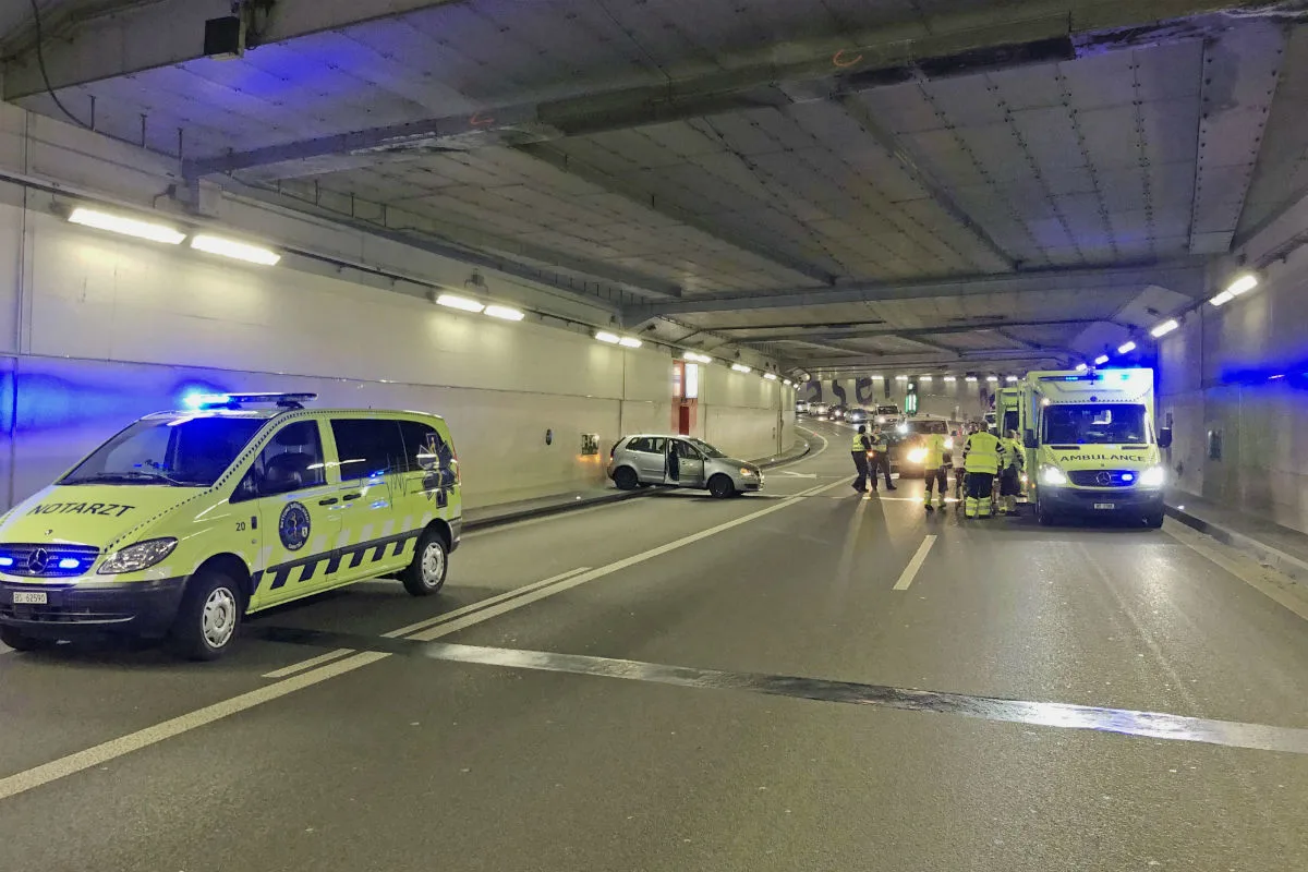 Basel BS - Vier Verletzte bei seitlicher Kollision auf der Autobahn A3