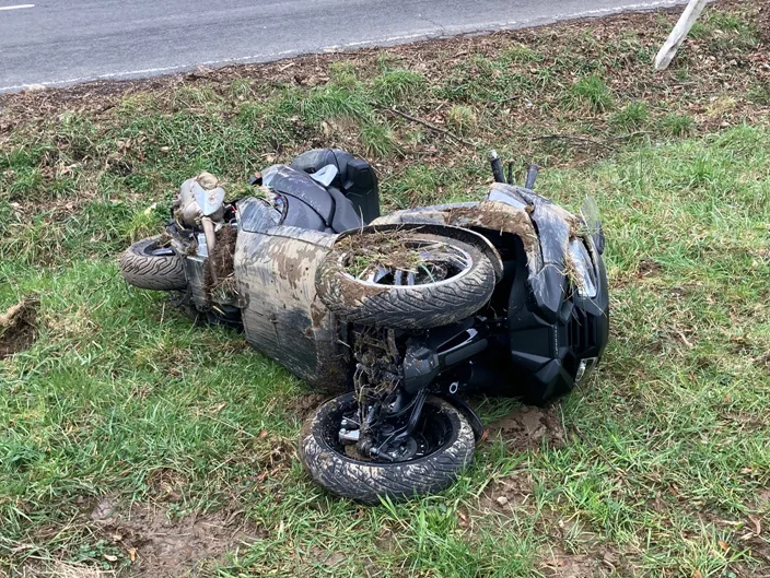 Schwerer Unfall bei Engelskirchen: Rollerfahrer verliert Kontrolle und stürzt