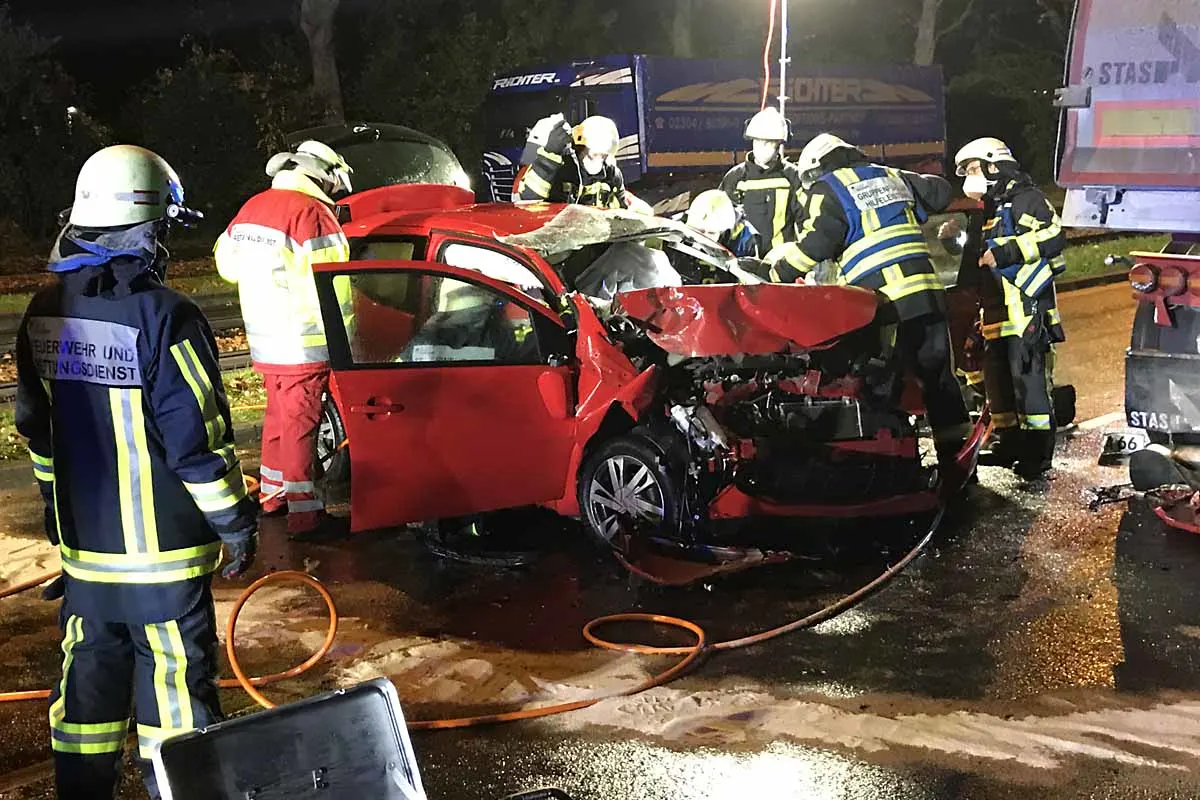 Schwerer Verkehrsunfall in Bochum-Hamme - Auto prallt frontal gegen geparkten Lkw 