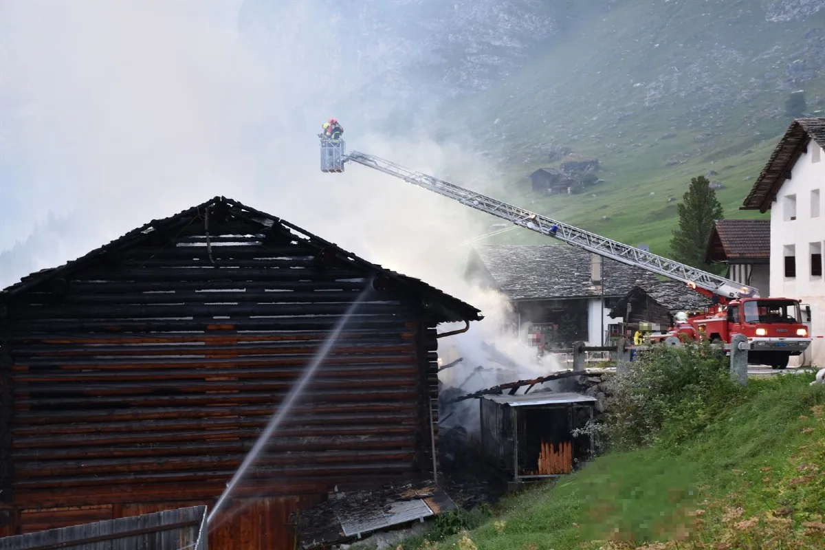 Stallbrand in Avers GR -  Gebäude durch Vollbrand zerstört - Brandursache wird ermittelt