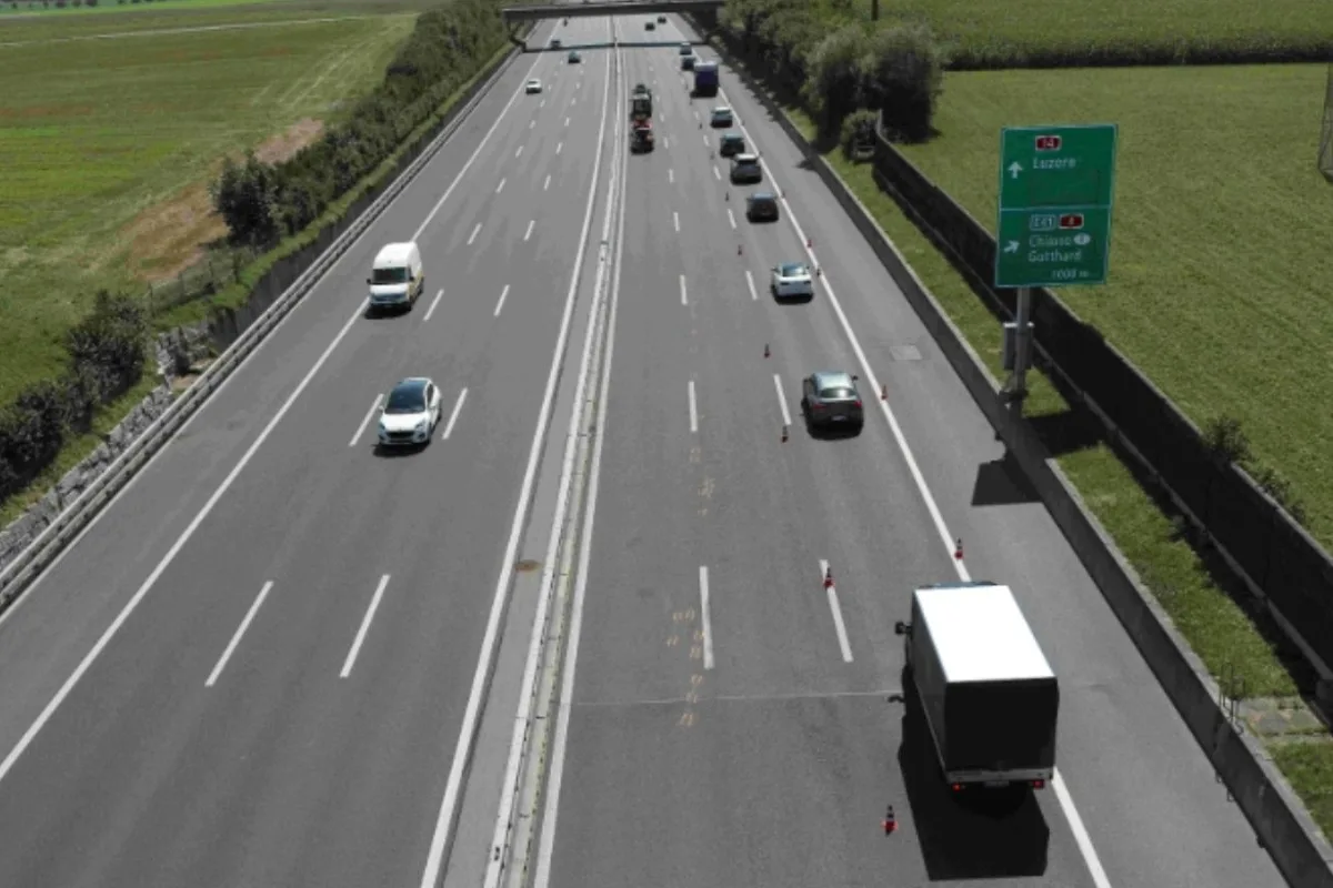 Cham ZG - Motorradlenker nach Unfall auf der A4 lebensbedrohlich verletzt
