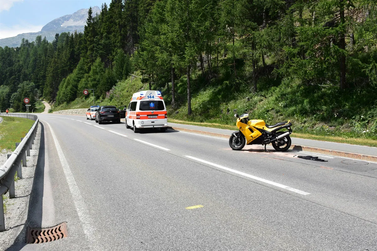 St. Moritz GR - Motorradlenker fährt auf Auto auf