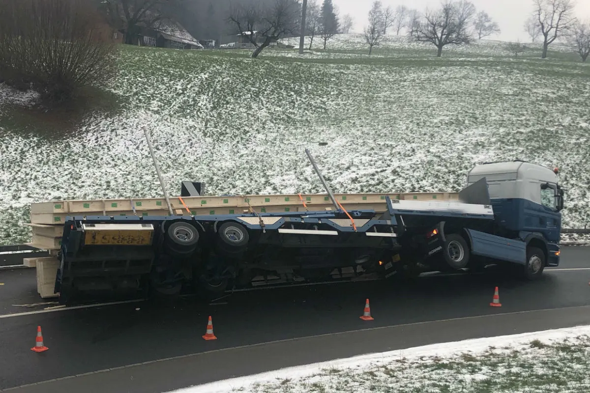 Wolhusen LU - Sachentransportanhänger kippt auf die Strasse