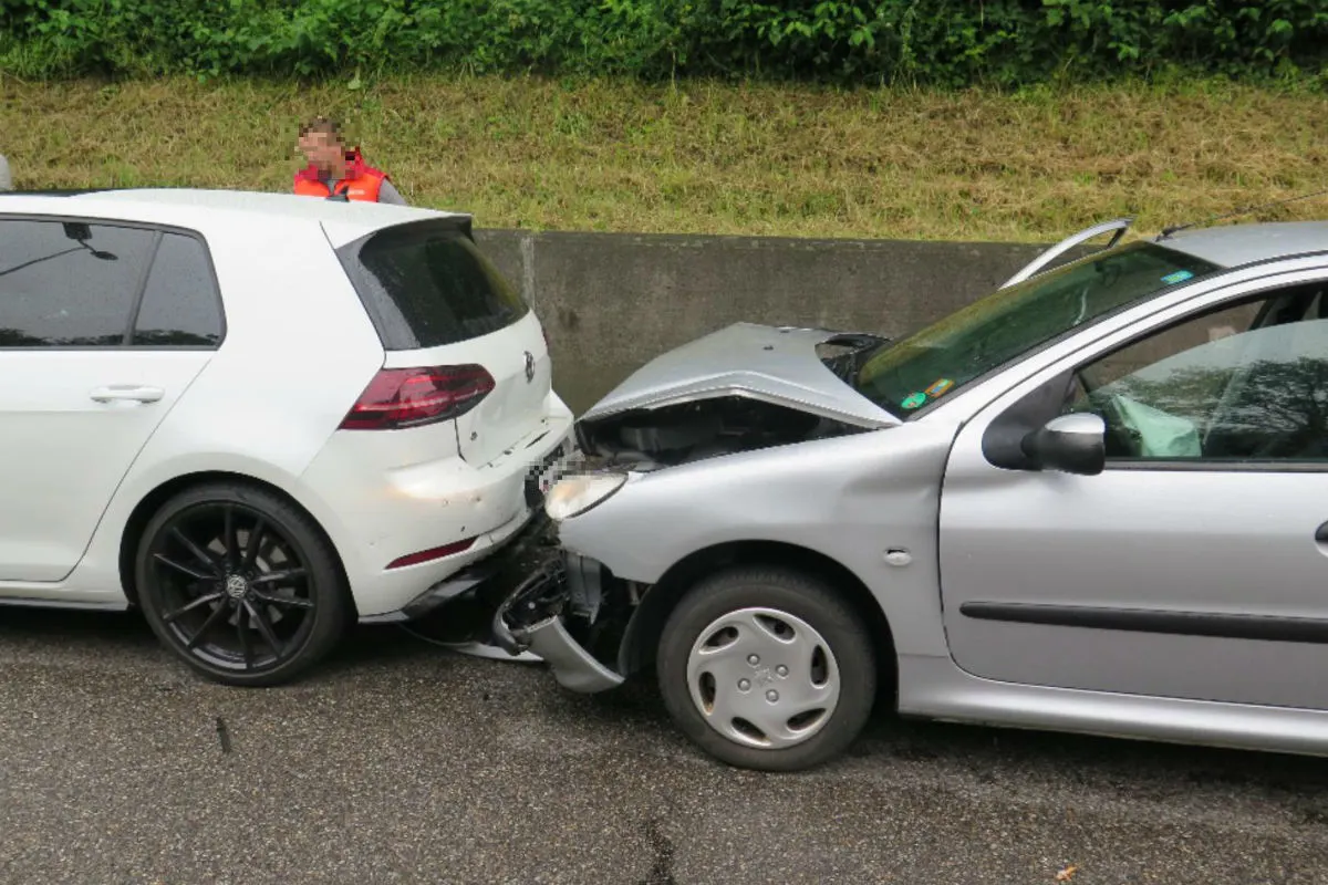 Münchenstein BL - Auffahrkollision zwischen zwei Personenwagen