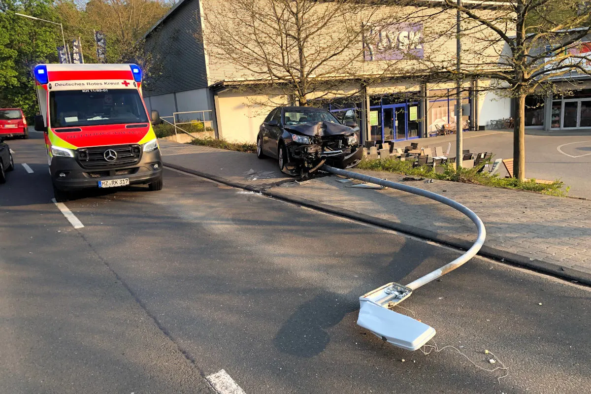 Kirn – Frontalzusammenstoß mit Straßenlaterne