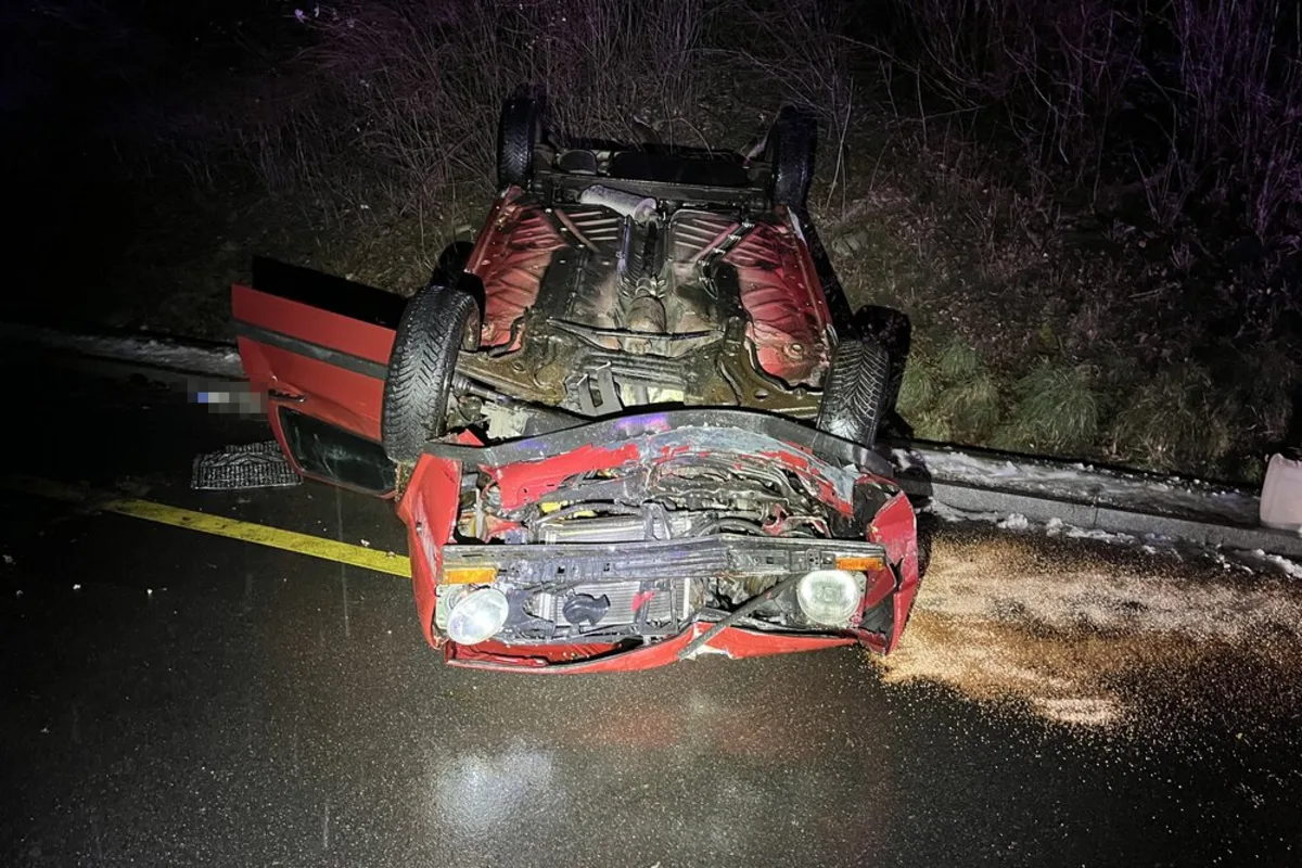 Bad Zurzach AG - Auf eisiger Fahrbahn verunfallt 