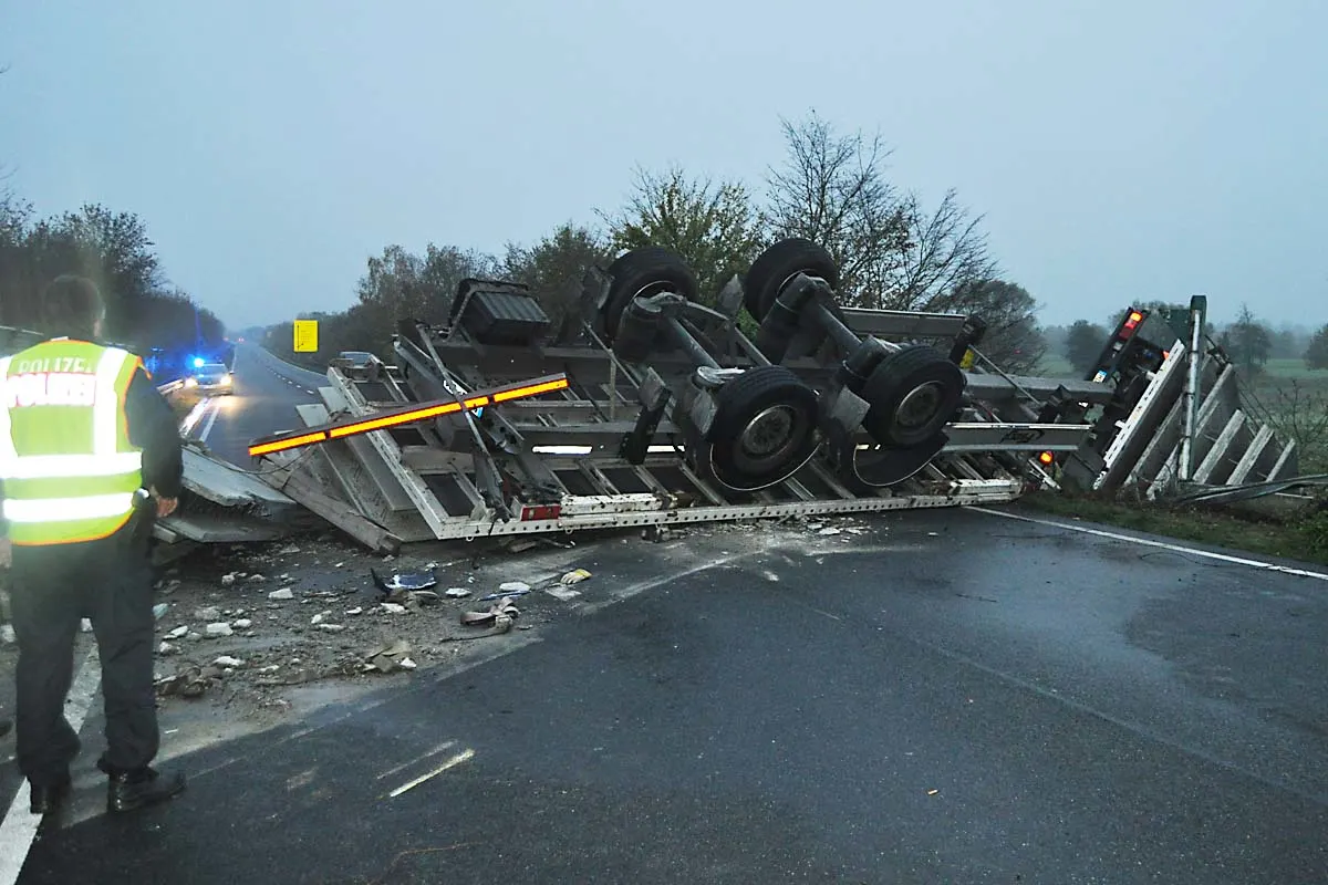 Verkehrschaos in Lemke - Lkw mit  Stahlbetonplatten kippt über gesamte Fahrbahn