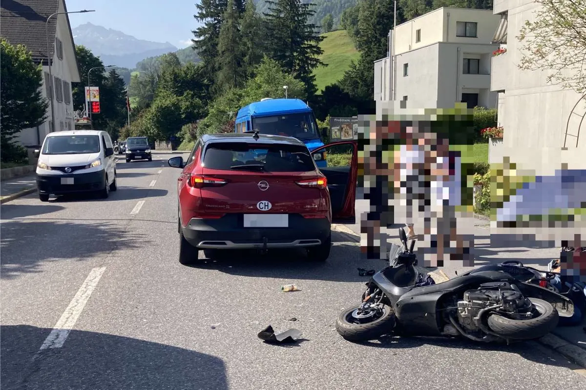 Glarus – Mit Motorroller auf Fahrzeug gekracht