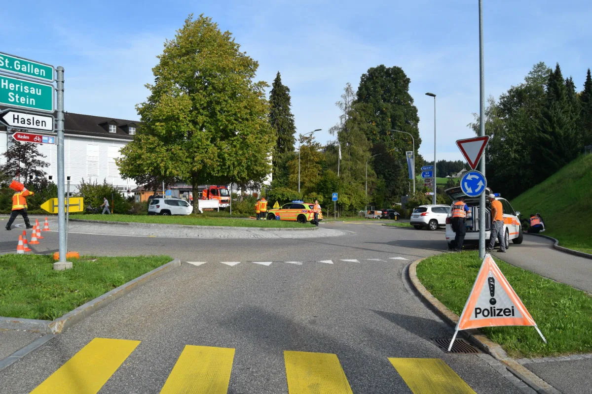 Teufen AR - Auto prallt gegen E-Bike