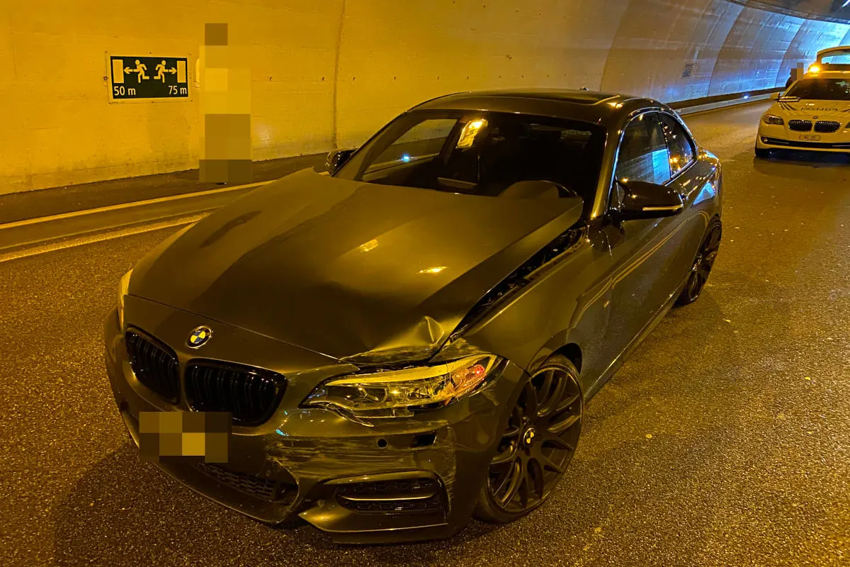 Heftiger Unfall in Küttigen AG – Mit Tunnelwand kollidiert