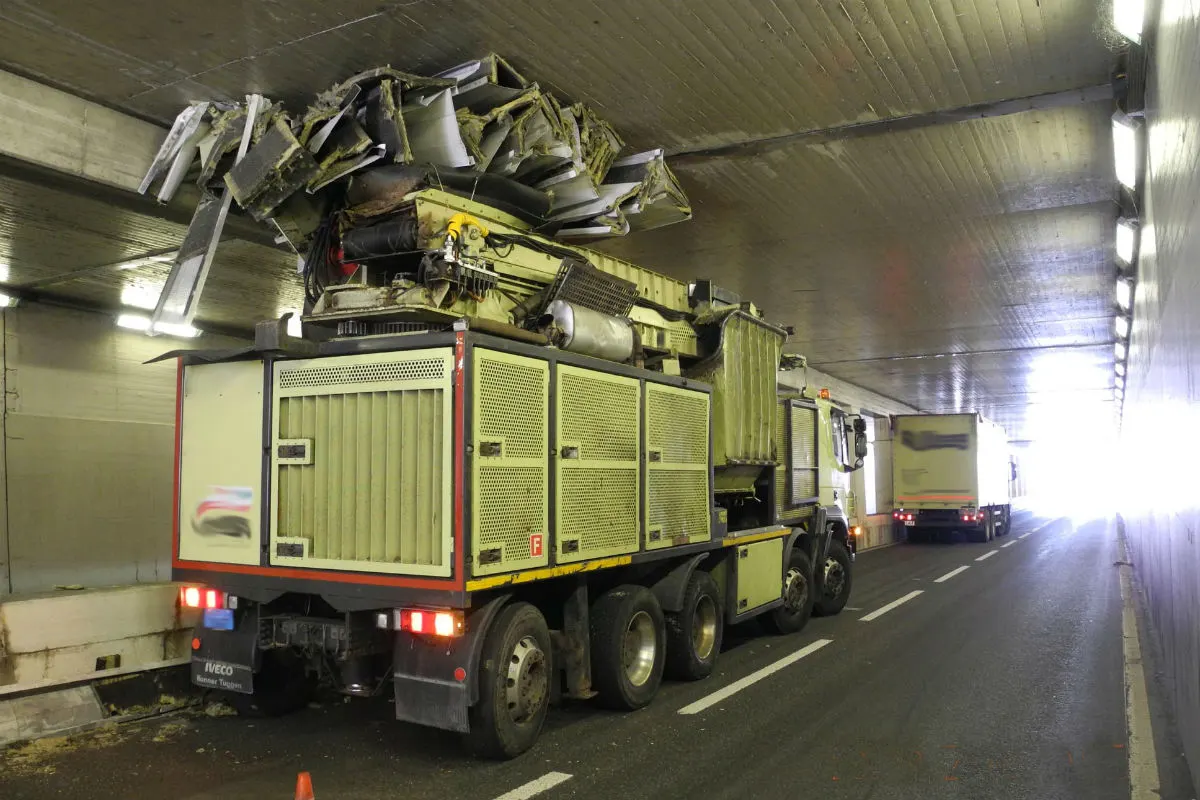 Schindellegi SZ - Lastwagen bleibt in Tunnel stecken