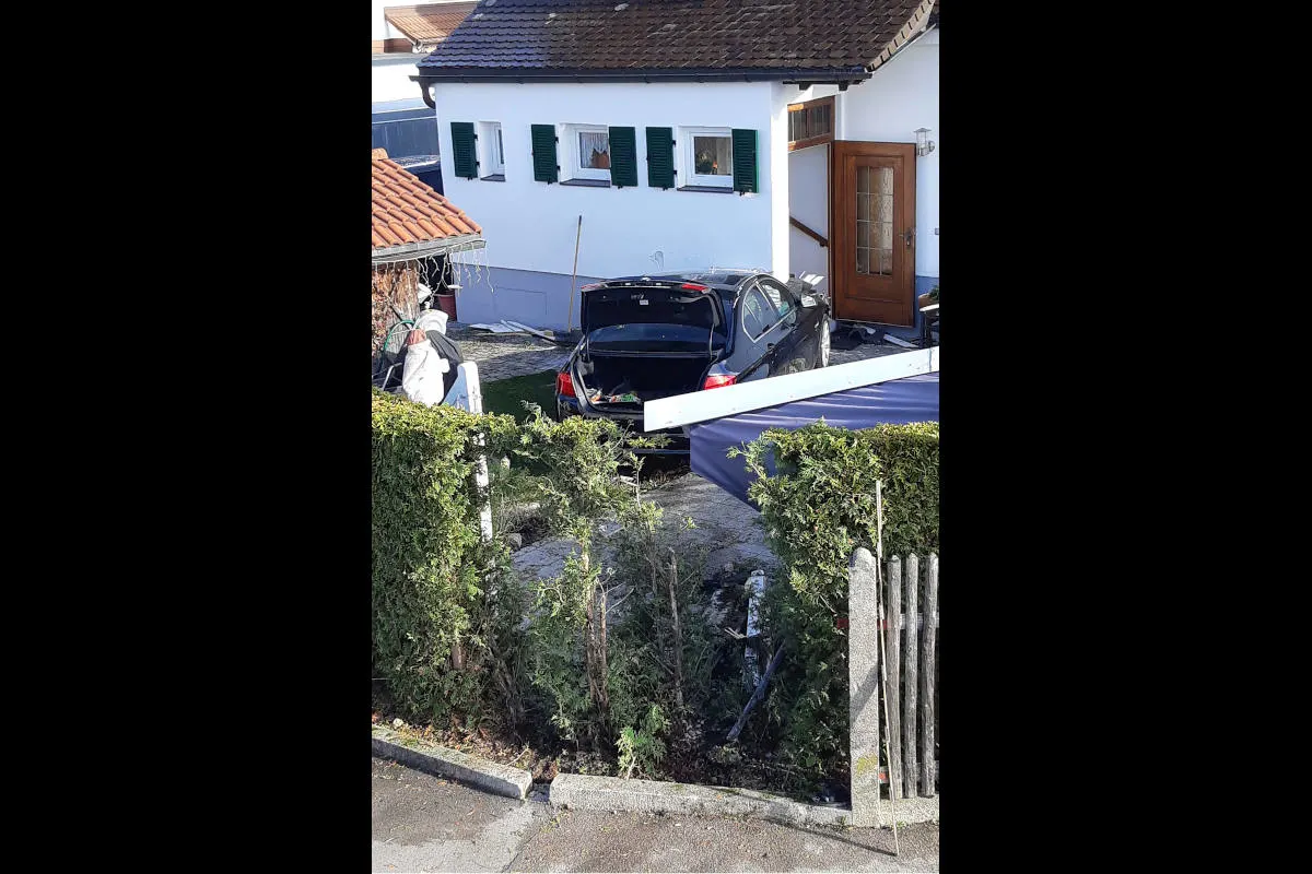 Unfall in Allach-Untermenzing – Hauswand stoppt Pkw