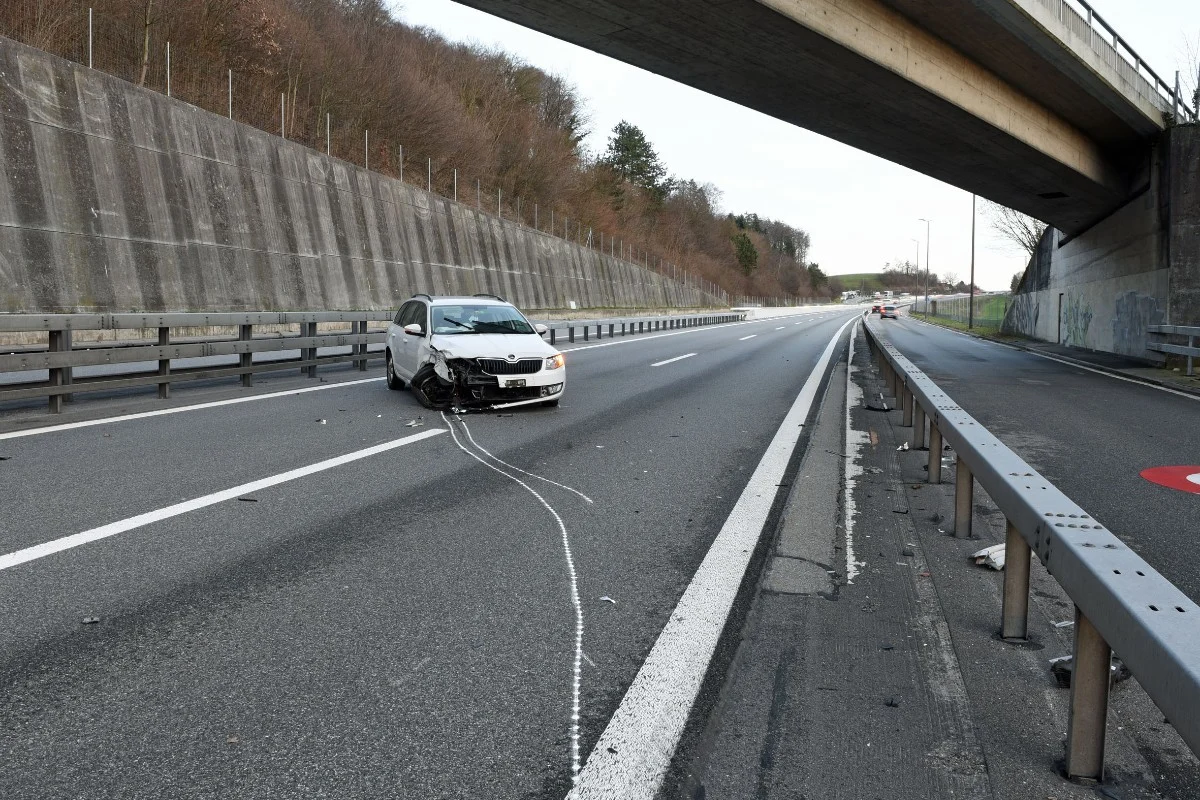 Knutwil LU - Skoda kollidiert auf A2 mit Anpralldämpfer