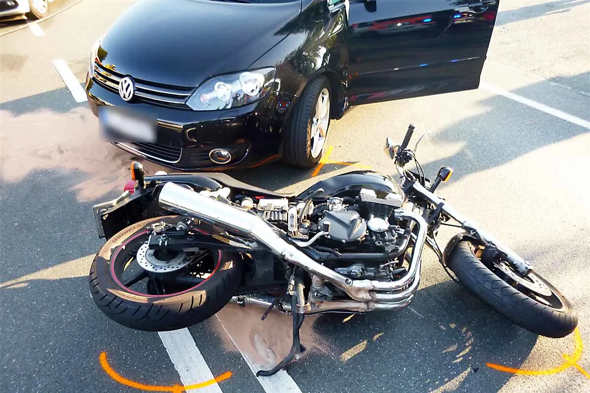 Hiddenhausen - Vorfahrt missachtet - Motorradfahrer bei Unfall verletzt