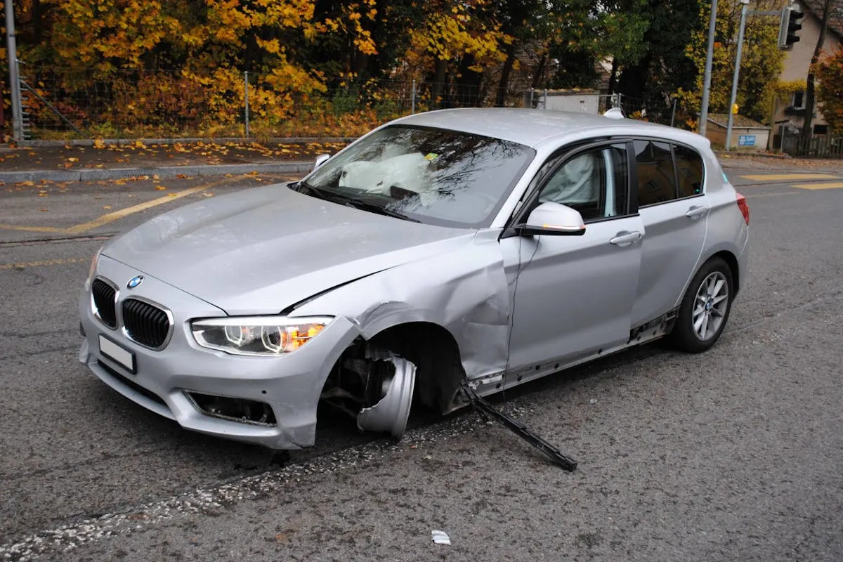 Neuhausen am Rheinfall SH – Auto kollidiert mit Verkehrsinsel