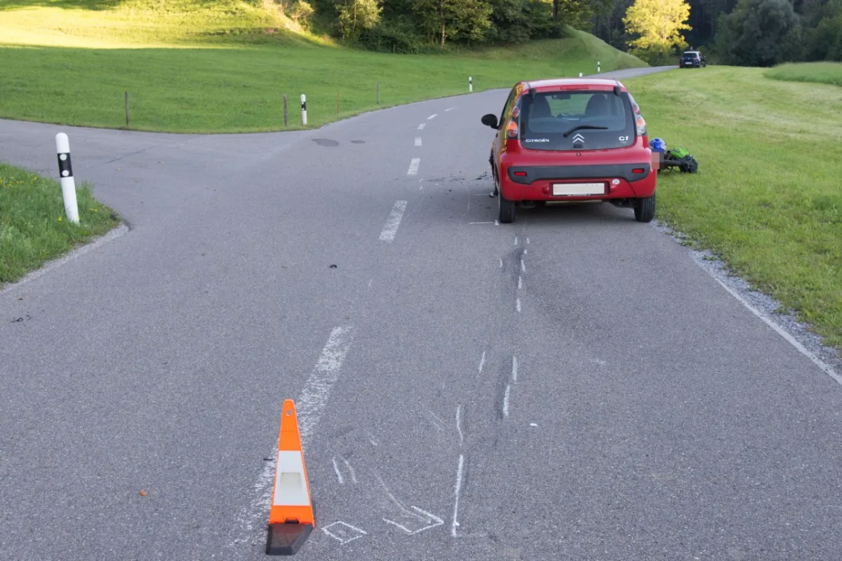 Drama in Oberwangen TG - 15-Jähriger Mofafahrer stirbt nach Kollision mit Auto