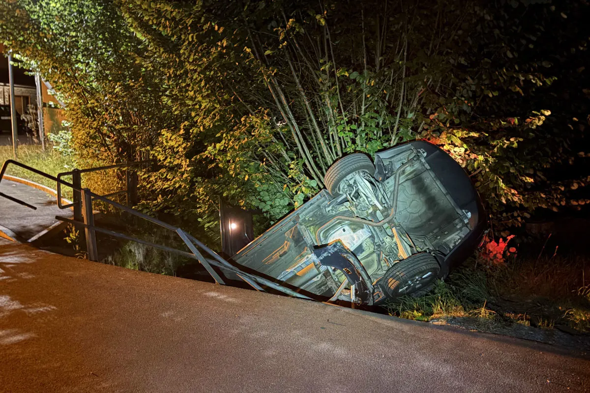 Pfäffikon SZ – Auto landet nach Selbstunfall in Bachbett