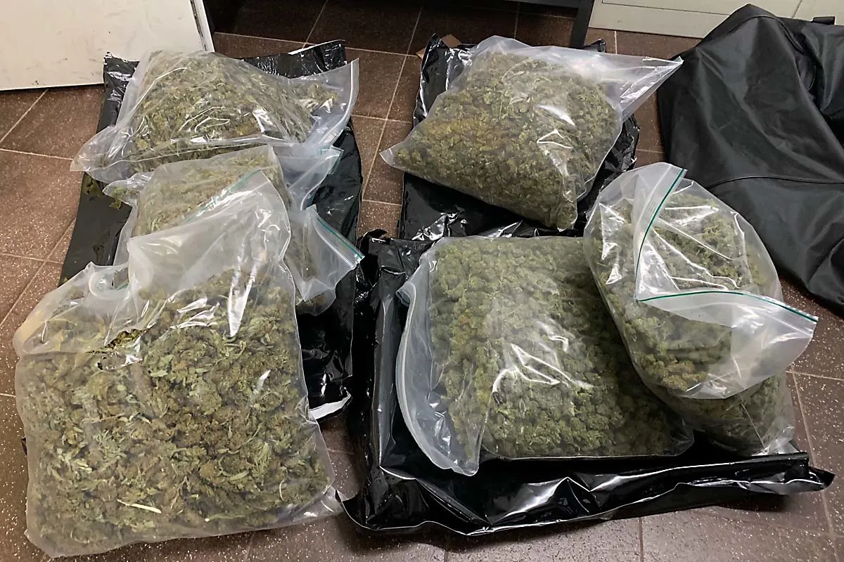 Erfolgreiche Woche in Krefeld - Zoll stellt über 80.000 EUR Bargeld und fast 7 kg Marihuana sicher