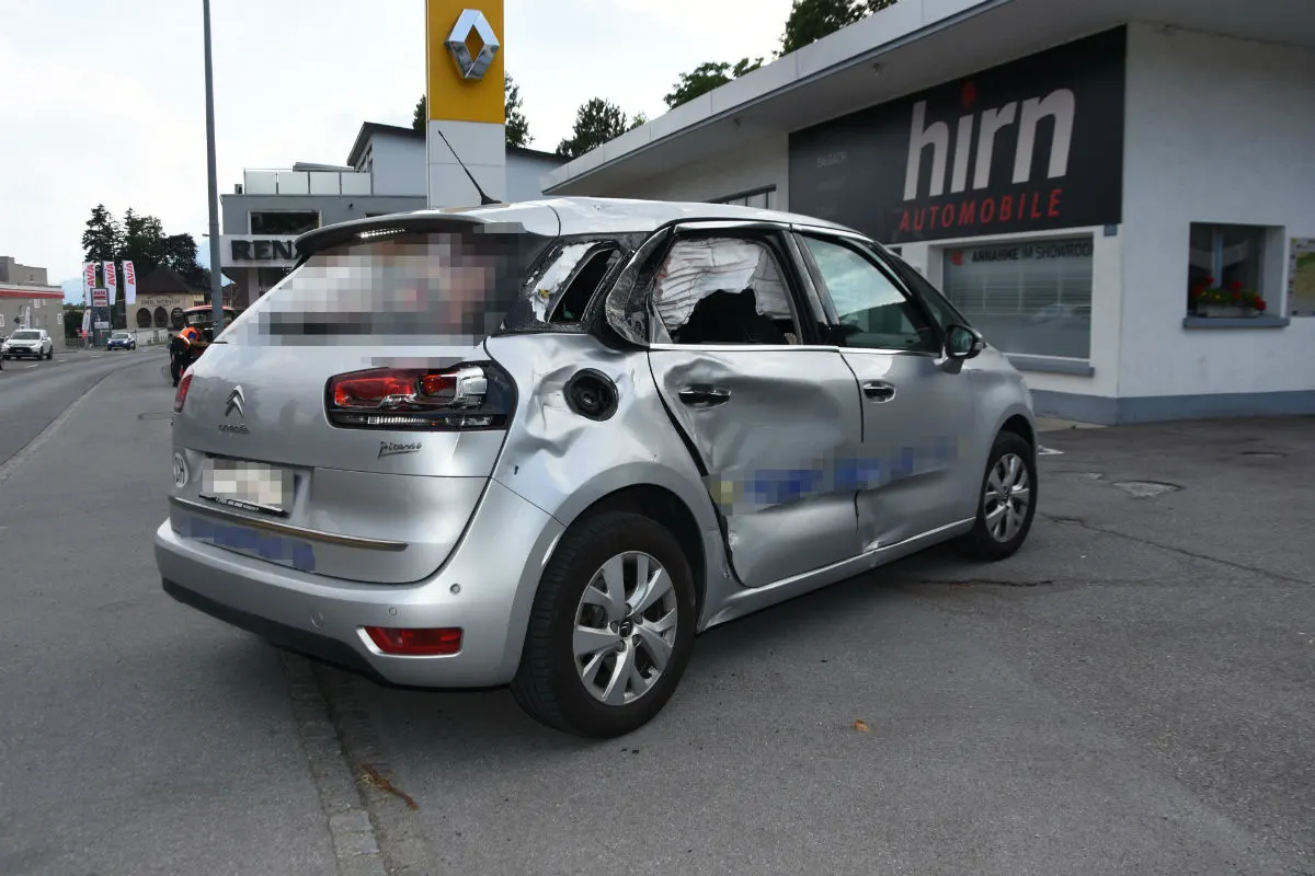 Balgach SG - Pferdegespann galoppiert in Auto