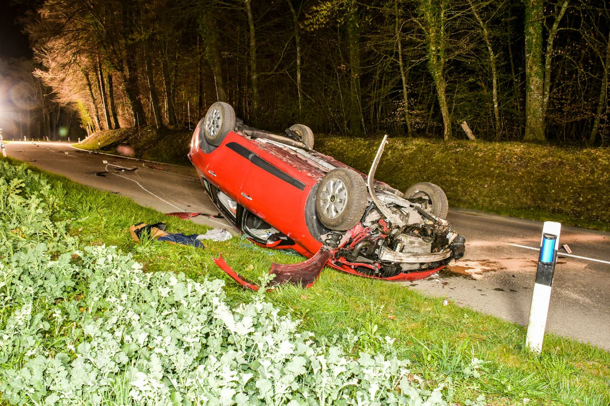 Rheinau ZH - Selbstunfall fordert verletzten Automobilisten