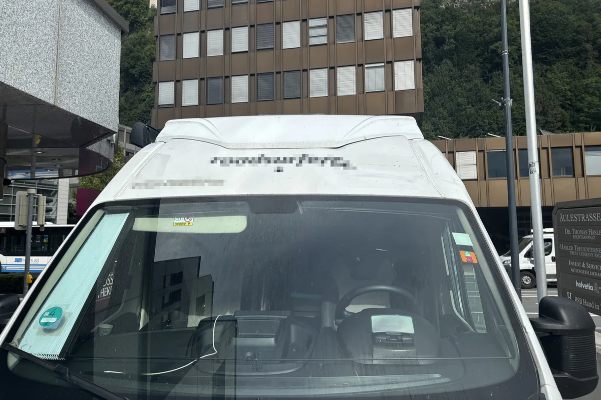 Unfall in Vaduz FL – Fahrer unterschätzt Höhe
