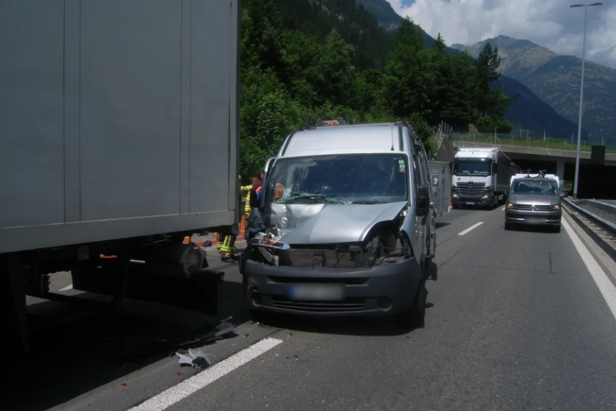 Göschenen UR - Auffahrunfall auf der Autobahn A2