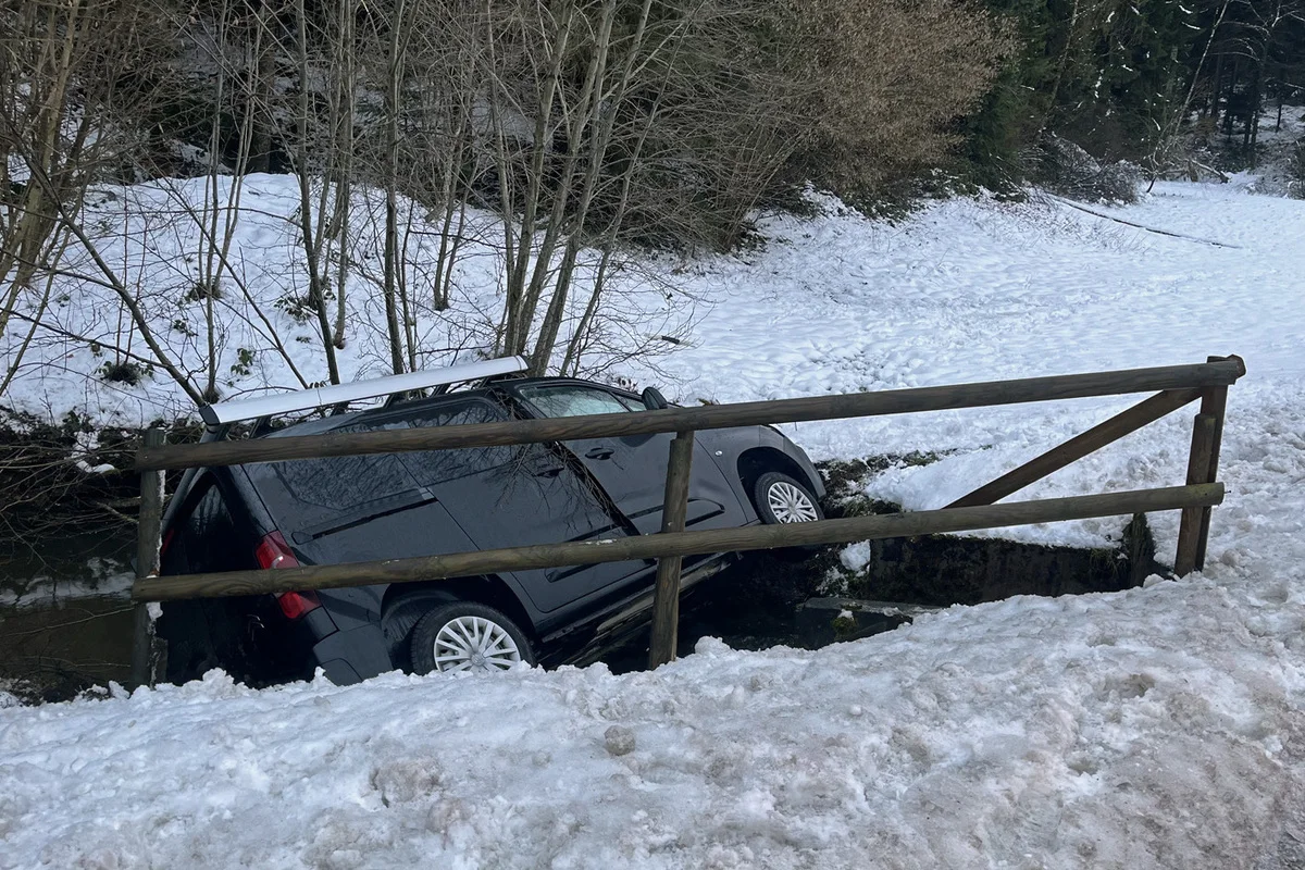 Ufhusen LU - Auto auf vereister Fahrbahn verunfallt 