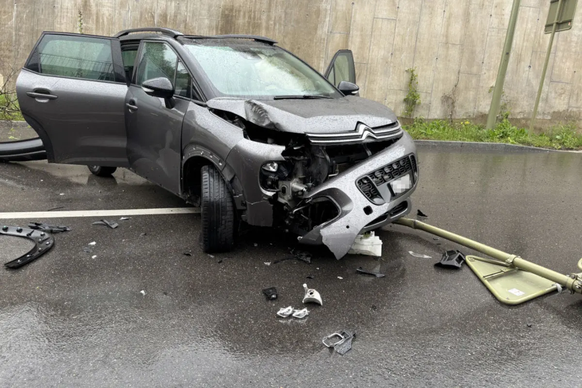 Selbstunfall in Liestal BL – Pkw kollidiert mit Signalisation
