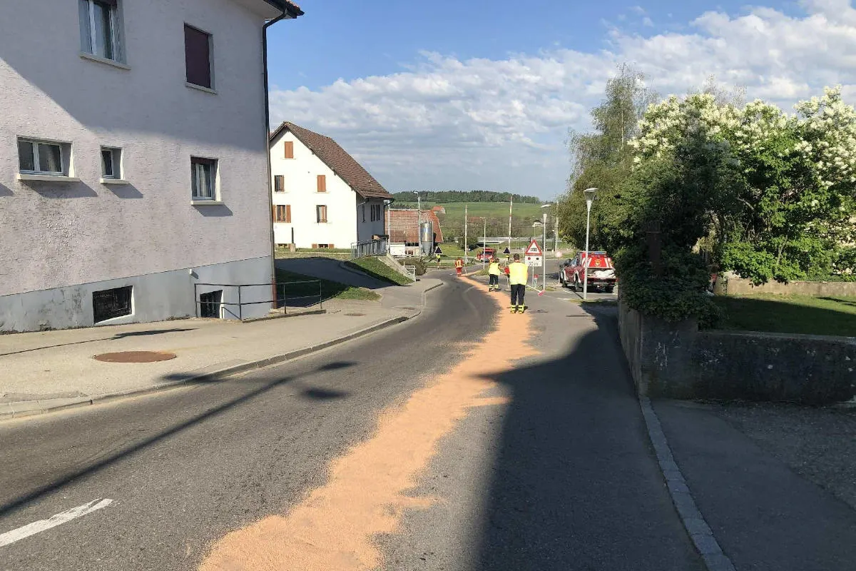Semsales FR – 2 Kilometer lange Ölspur auf Fahrbahn