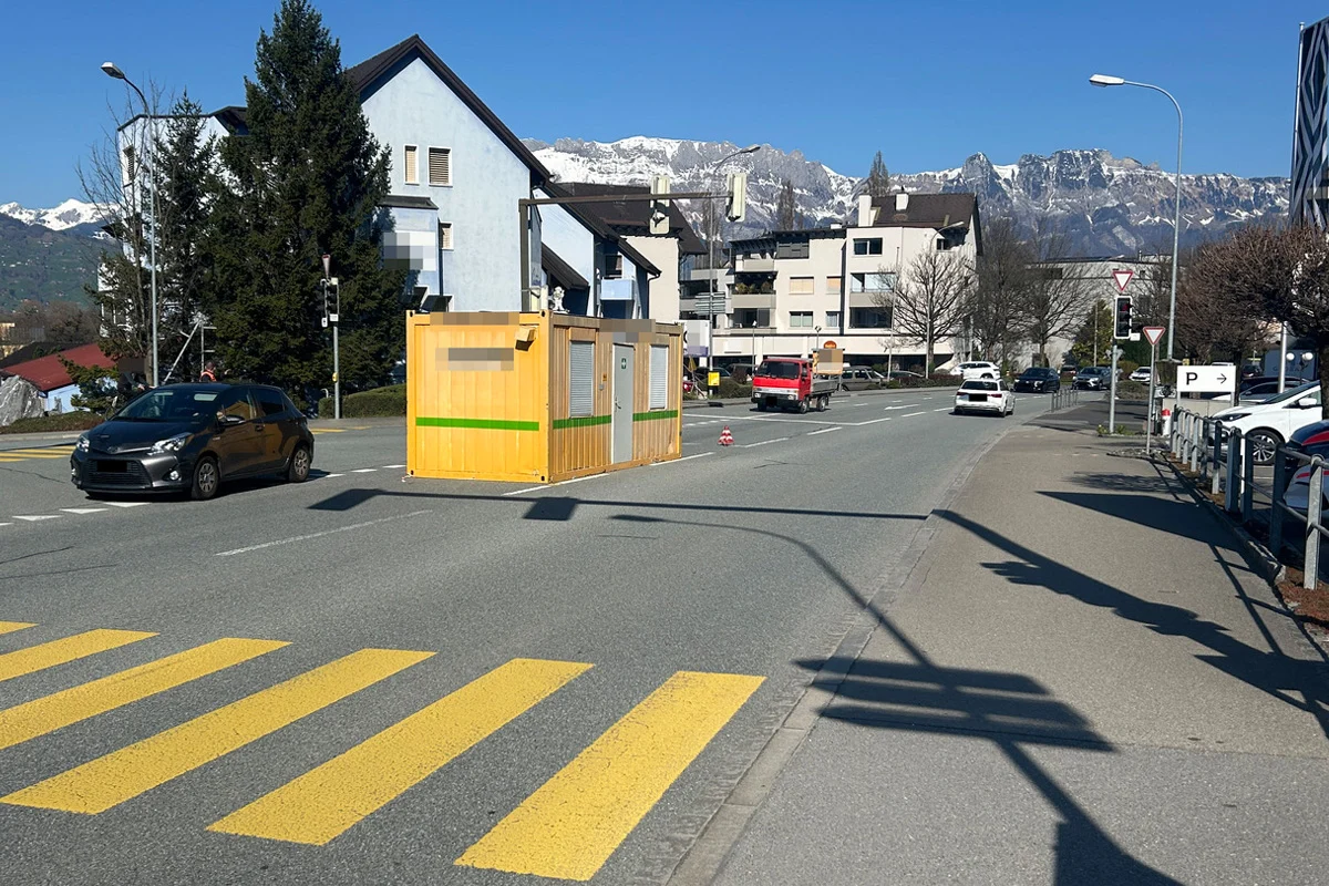 Schaan FL - Baucontainer fällt von Lastwagen