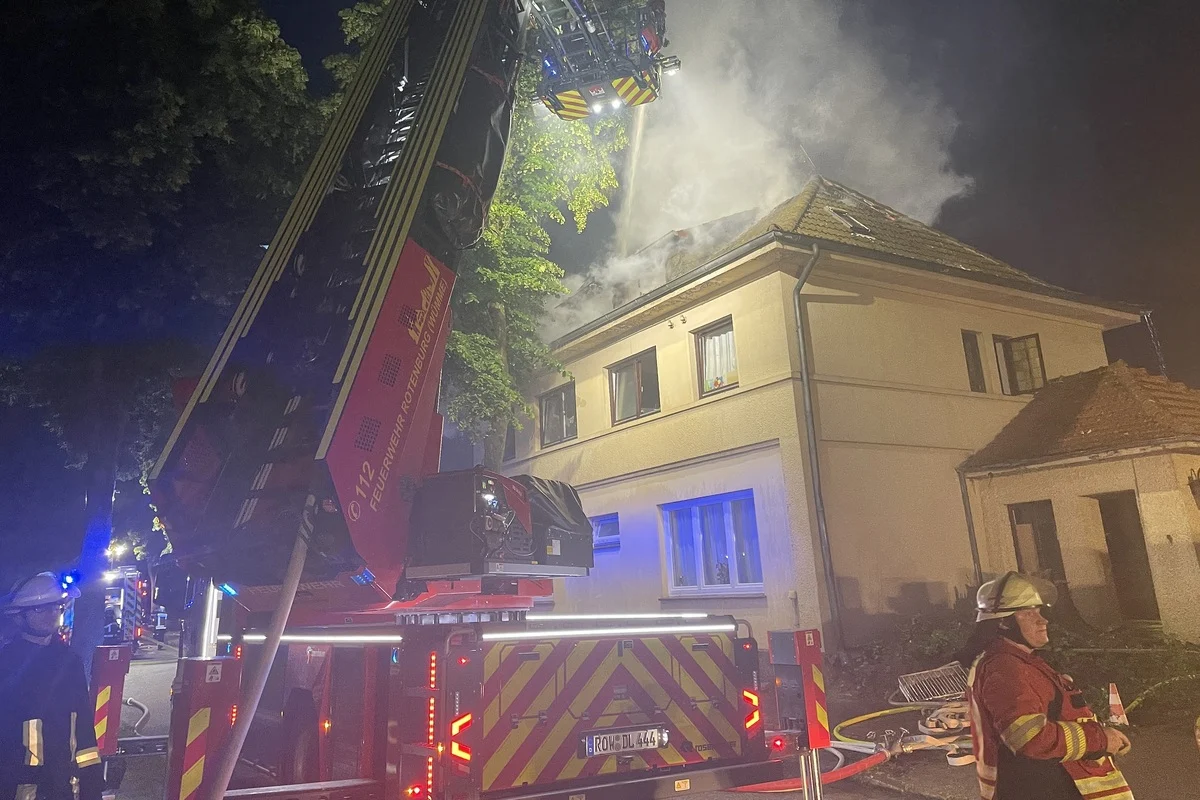 Rotenburg NI - Dachstuhl und Dachgeschosswohnung in Vollbrand