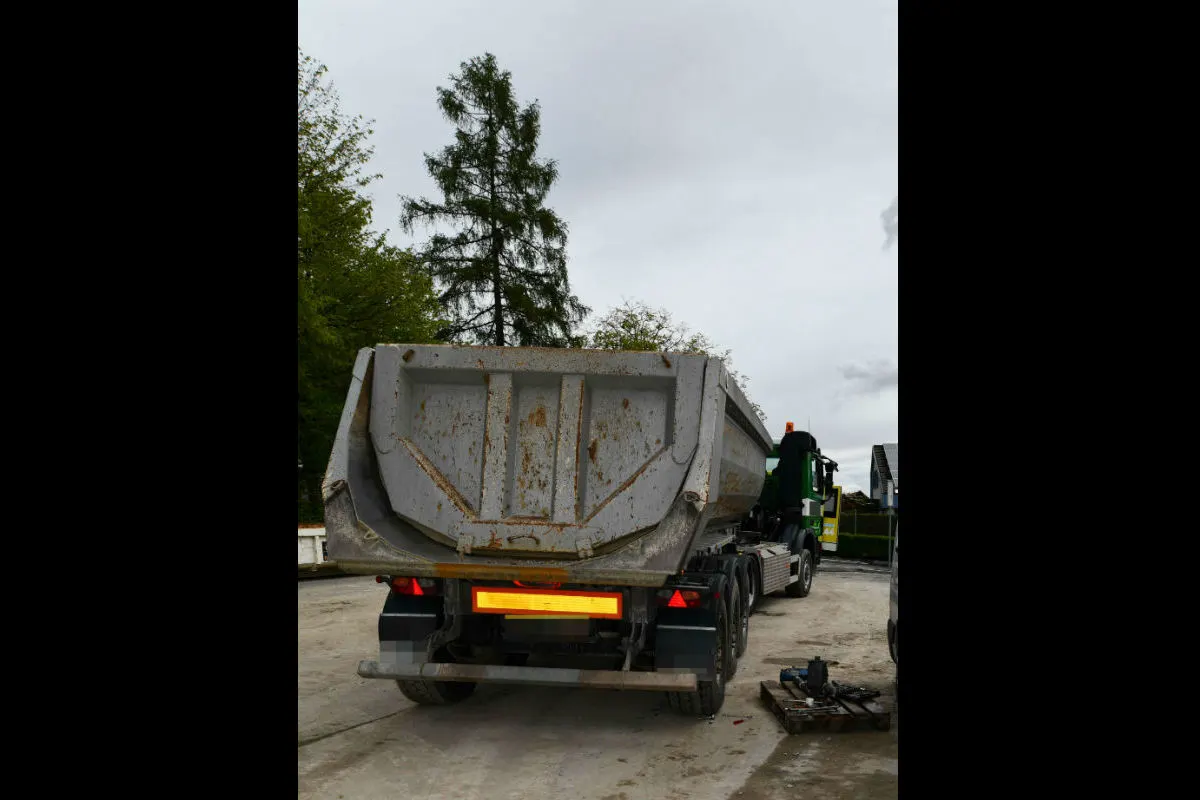 Lüchingen SG - Arbeiter von Sattelschlepper überrollt