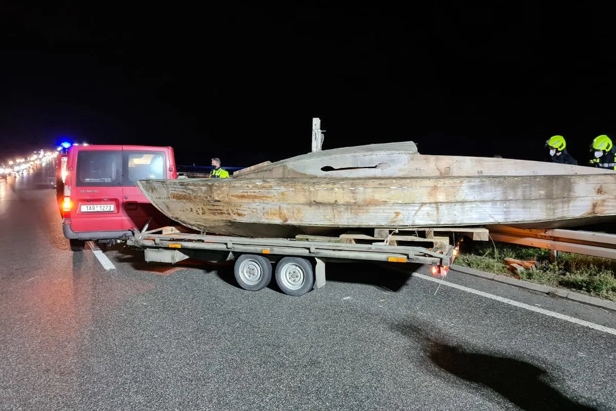 Unfall auf der A3 bei Sankt Augustin - Ungesichertes Holzboot auf Anhänger verrutscht