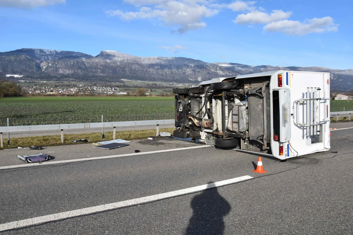 Spektakulärer Unfall bei Leuzigen SO - Reifenplatzer auf der Autobahn A5 -  Wohnmobil kippt auf Seite