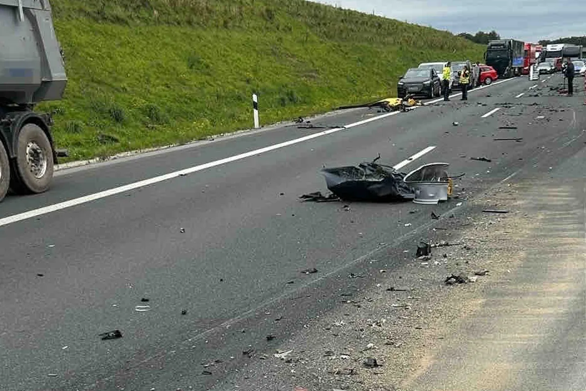 A3 Schlüsselfeld BY – Ferrari und Polestar krachen in Lkw – Gaffer filmen Unfall