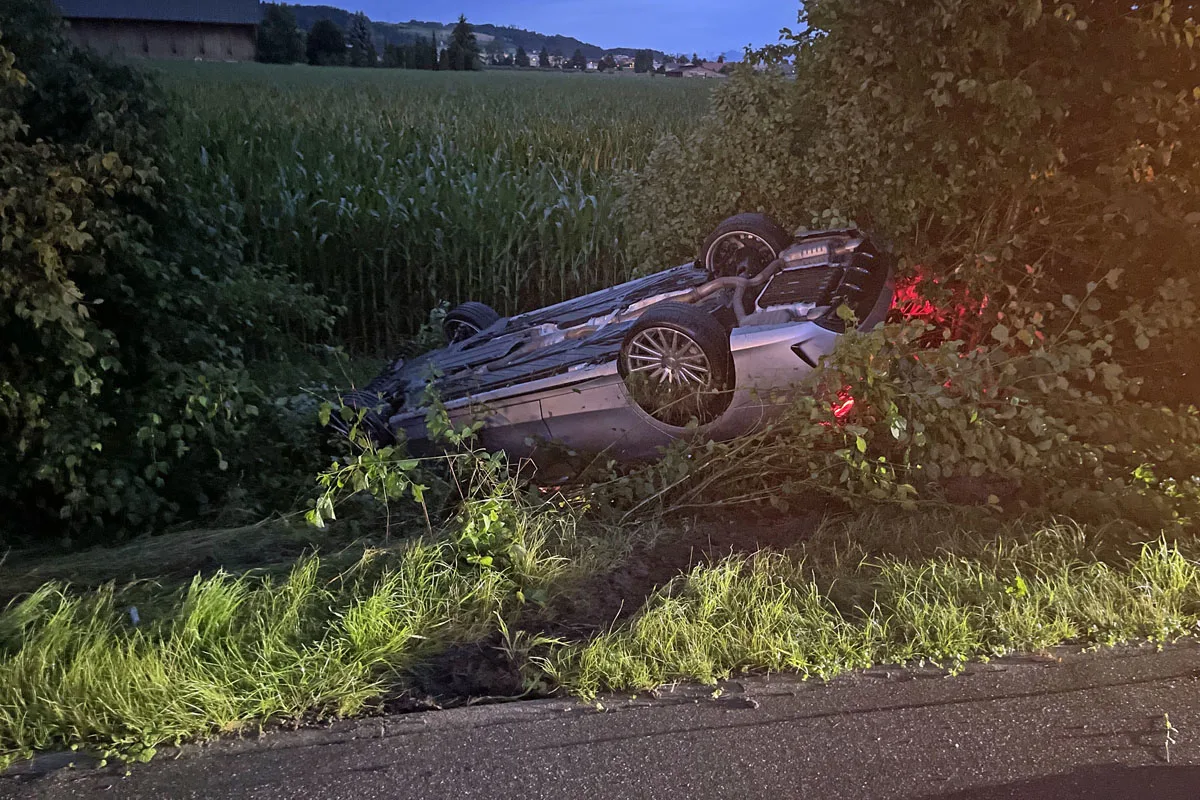 Schenkon LU - Auto landet auf dem Dach - 19-Jähriger verletzt